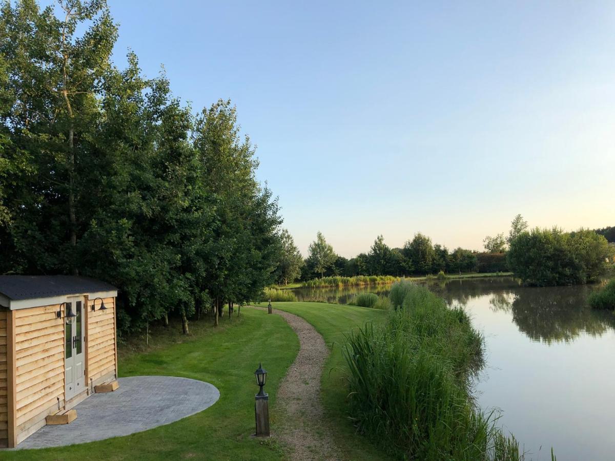Perkemahan Luxury Shepherds Hut - The Moorhen By The York
