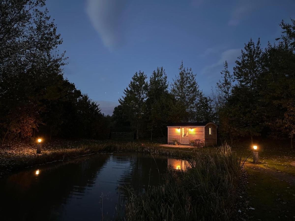 Perkemahan Luxury Shepherds Hut - The Moorhen By The