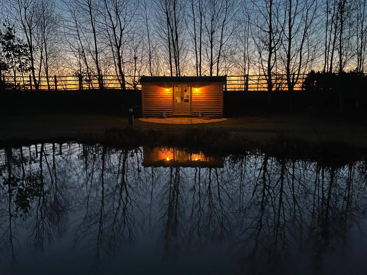 Perkemahan Luxury Shepherds Hut - The Moorhen By The York